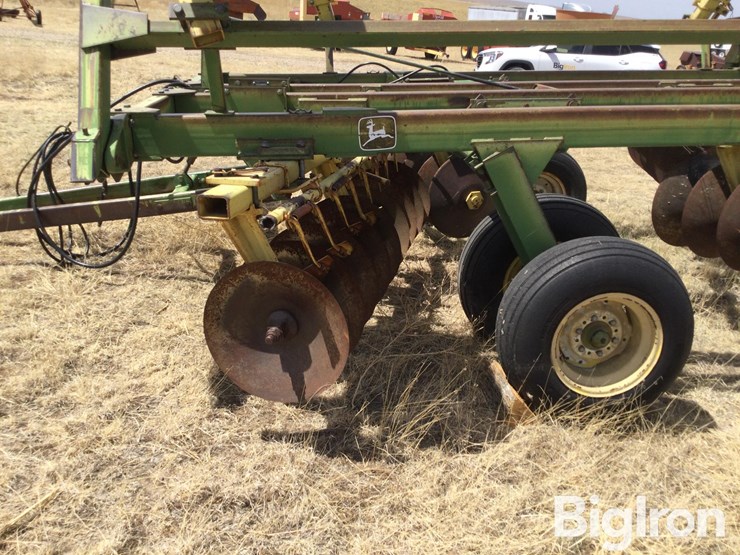 john-deere-230-image-12