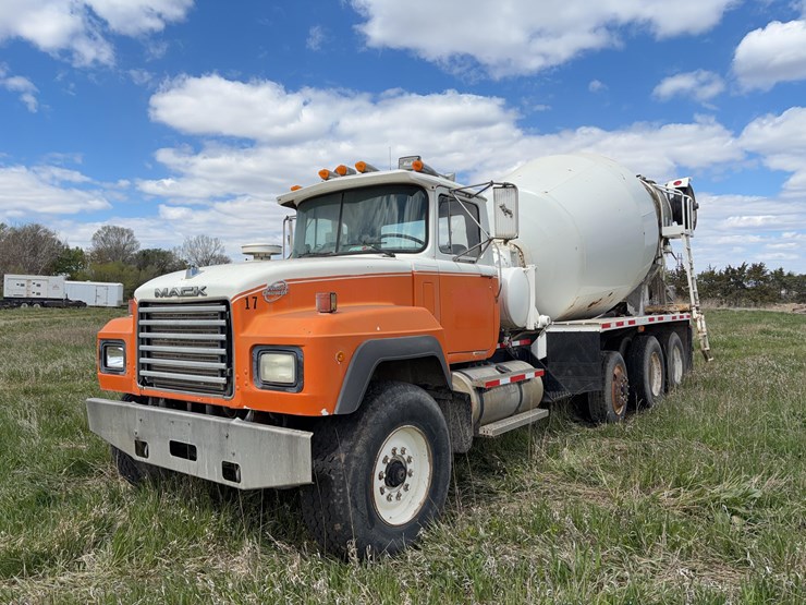 1996-mack-rd688c-cement-truck-image-1