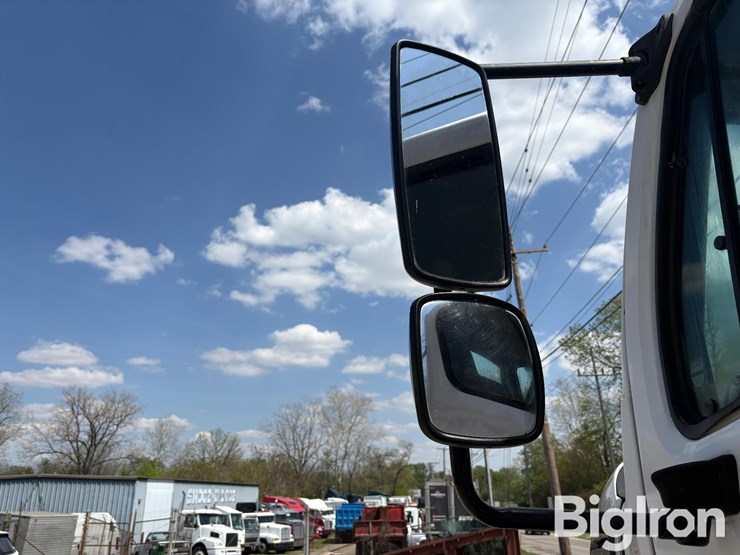 2015-freightliner-108sd-image-14