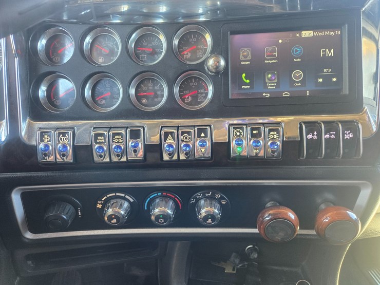2023-kenworth-w900-image-65