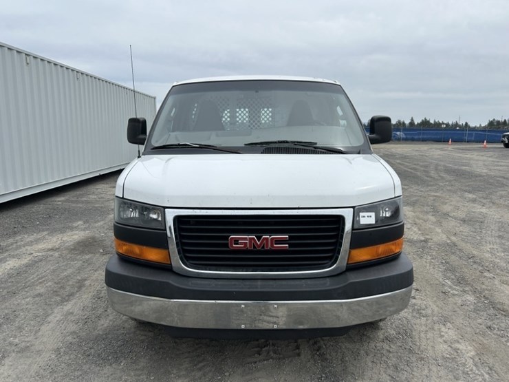 2016-gmc-savana-cargo-van-image-8