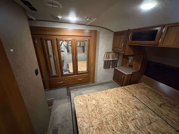 2015-forrest-river-crusader-5th-wheel-travel-trailer-image-19