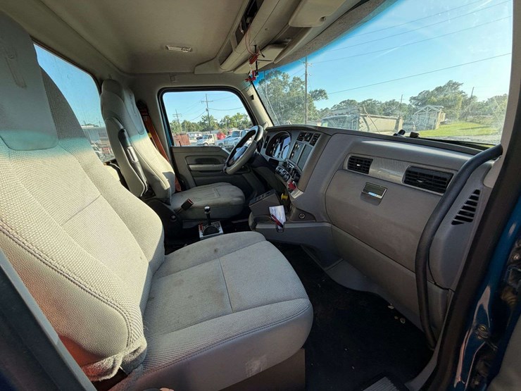 2016-kenworth-t880-image-21