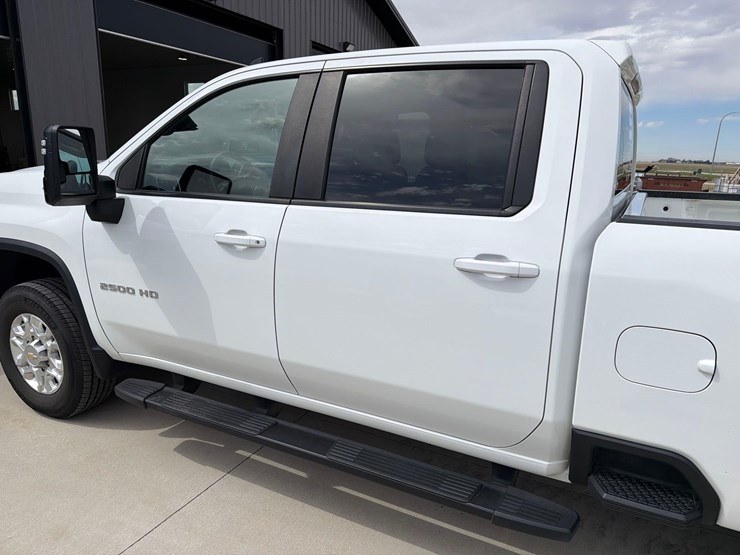 2021-chevrolet-2500hd-image-10