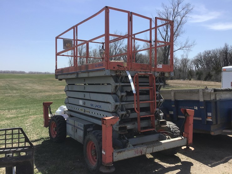 skyjack-sj8243-scissor-lift-image-1