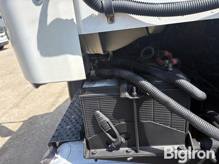 2015-freightliner-108sd-image-16