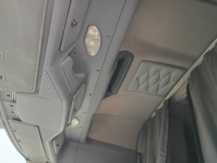 2009-freightliner-cascadia-125-image-40