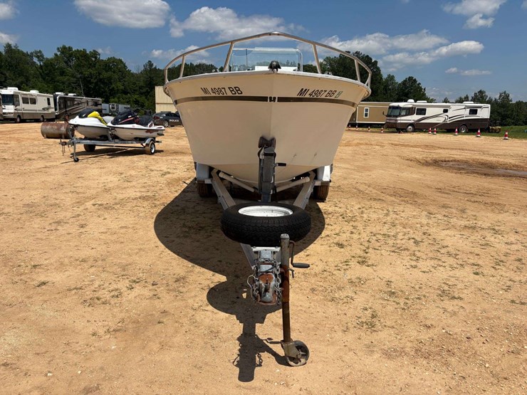 18'-cape-horn-center-console-fiberglass-bay-boat-image-6