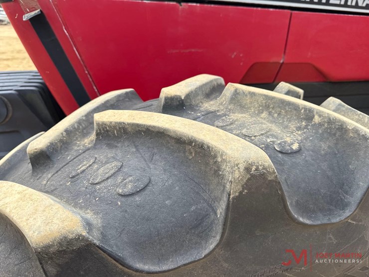 case-7140-ag-tractor-image-6