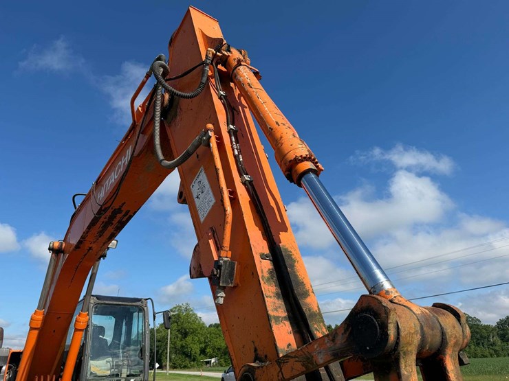 2015-hitachi-zx160-lc-image-12