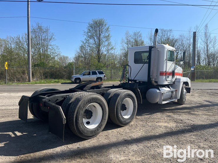1995-freightliner-fld120-image-5