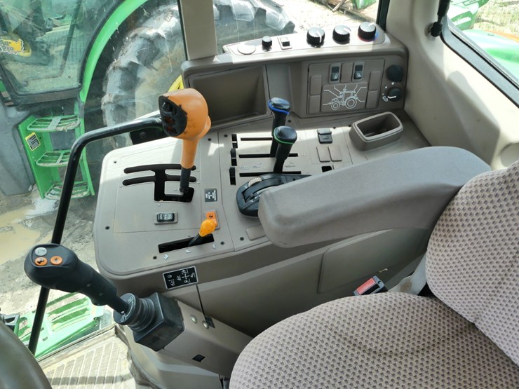 2013-john-deere-6125m-image-10