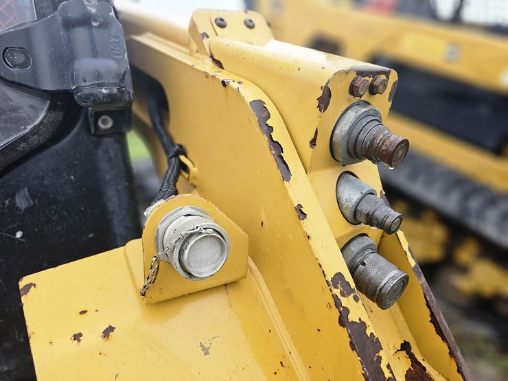 2022-caterpillar-259d3-image-11