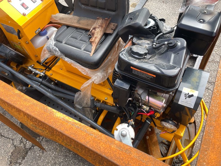 #9043-•-unused-ride-on-concrete-power-trowel-(o12)-image-13