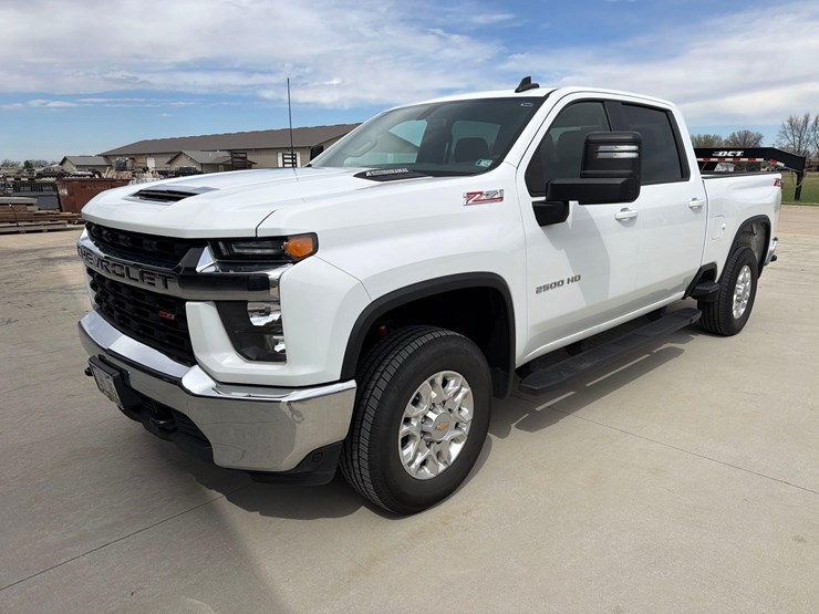 2021-chevrolet-2500hd-image-1