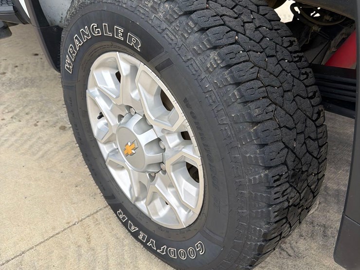 2021-chevrolet-2500hd-image-8
