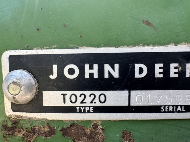 john-deere-220-image-9