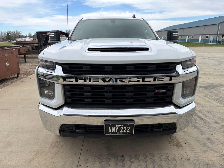 2021-chevrolet-2500hd-image-2