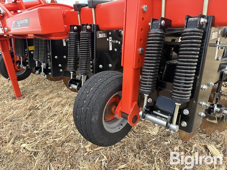 2019-kuhn-gladiator-1205-strip-tiller-image-17