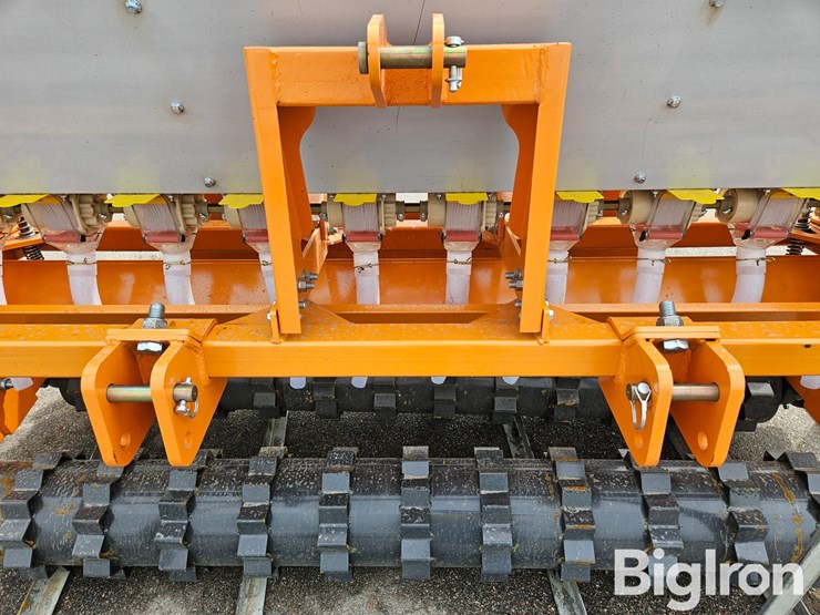 2025-caterpillar-12-image-10