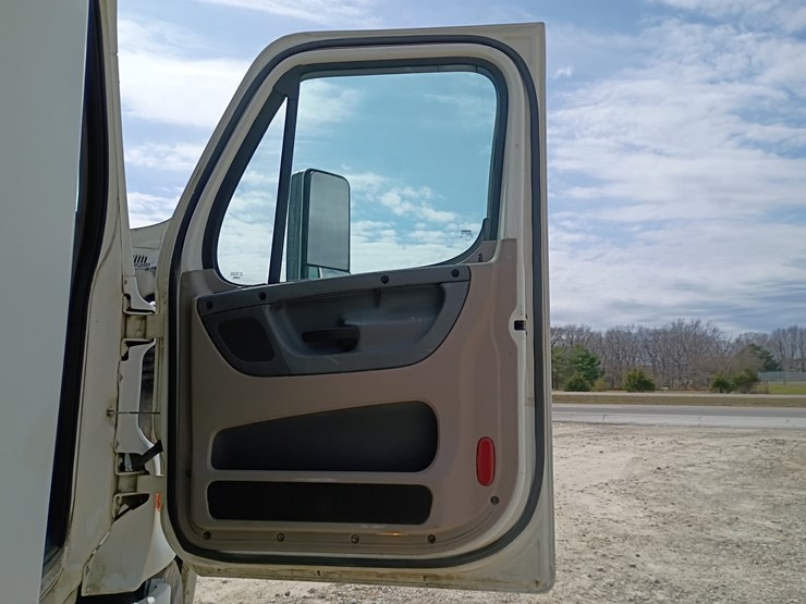 2009-freightliner-cascadia-125-image-44