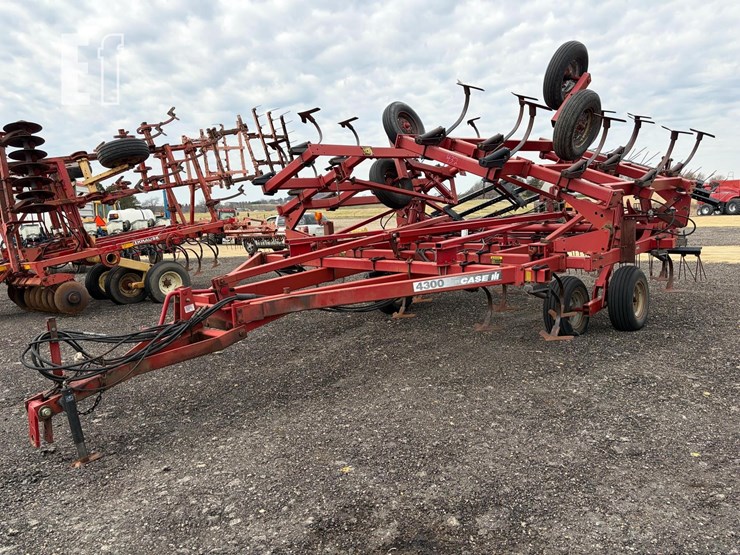 case-ih-4300-image-1