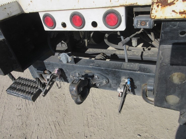 2016-freightliner-114sd-image-18