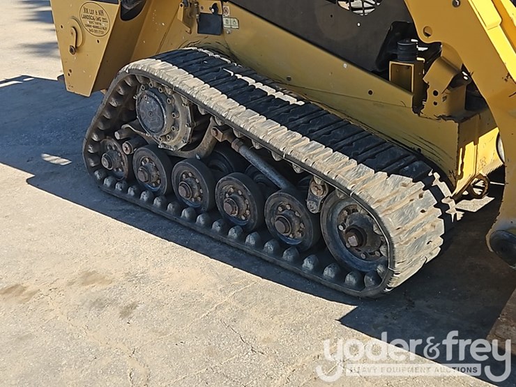 2015-caterpillar-257d-image-12