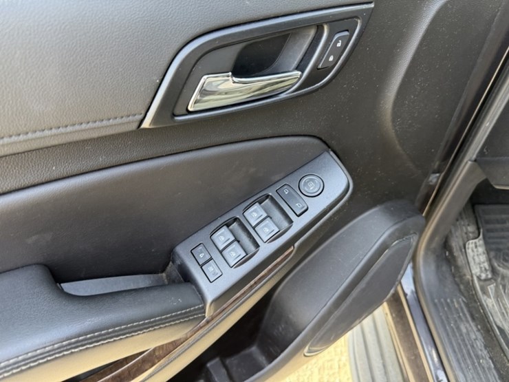 2015-chevrolet-suburban-image-28