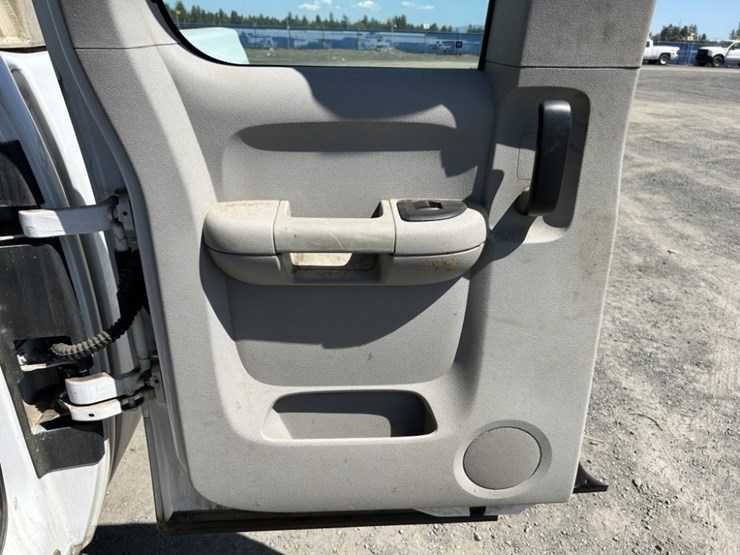 2012-chevrolet-silverado-2500-image-31