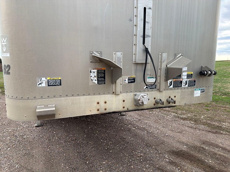 2008-wilson-livestock-trailer-image-17