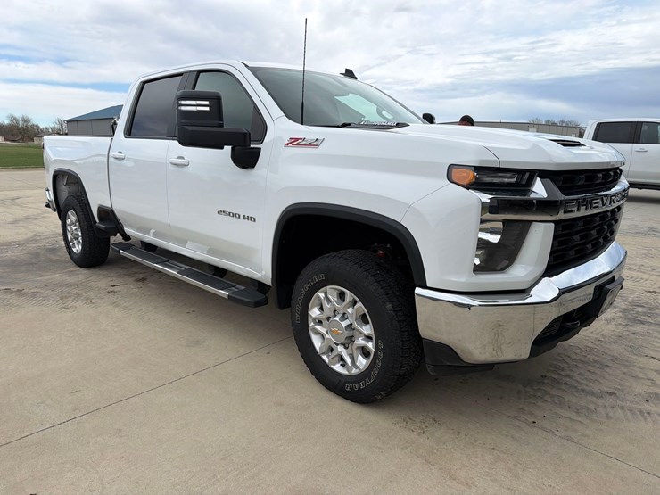 2021-chevrolet-2500hd-image-3