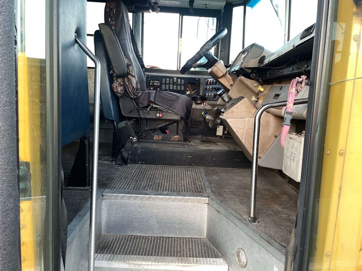 2004-freightliner-fs65-image-9