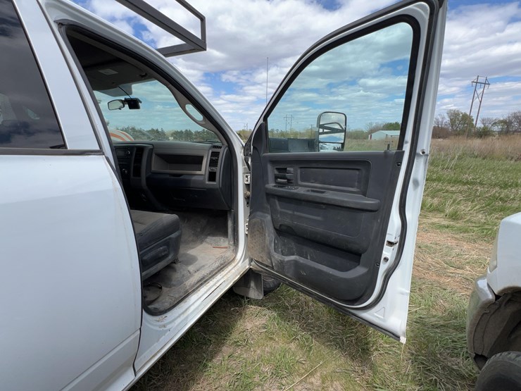 2011-dodge-3500-image-19