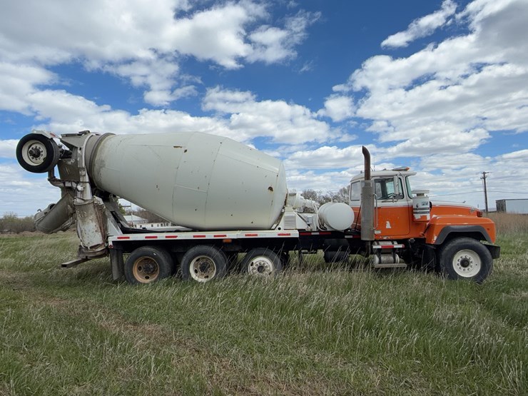 1996-mack-rd688c-cement-truck-image-4