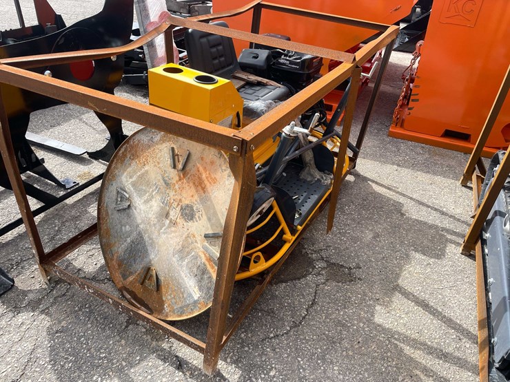 #9043-•-unused-ride-on-concrete-power-trowel-(o12)-image-3
