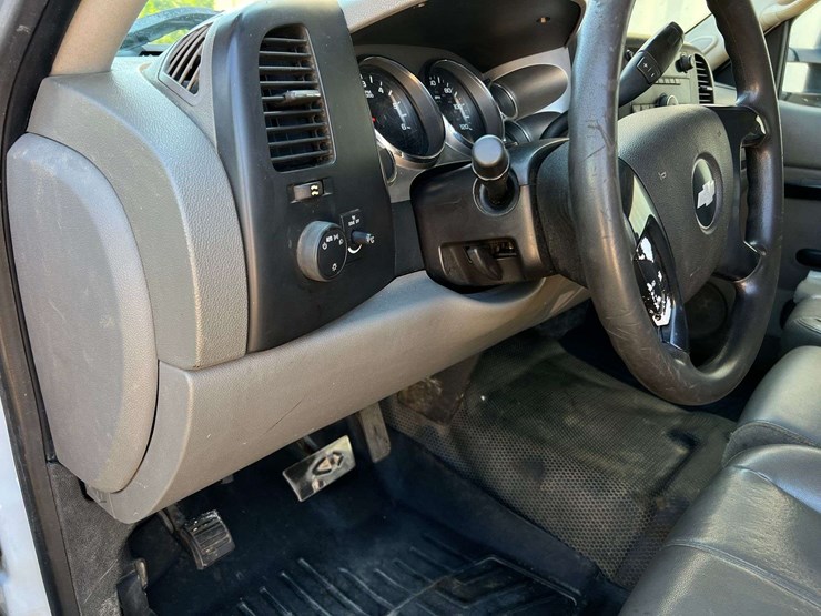 2013-chevrolet-silverado-3500hd-image-27