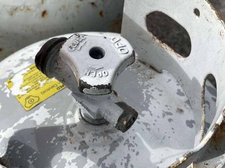 #9079-•-(2)-propane-tanks-(o3)-image-3