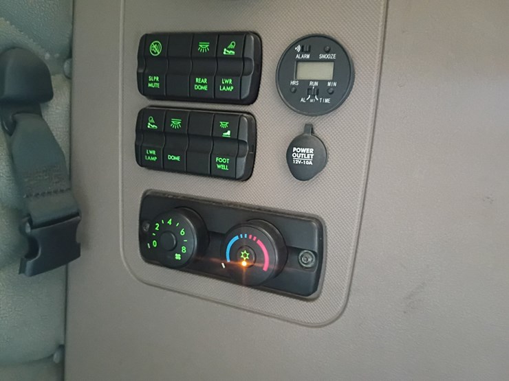 2009-freightliner-cascadia-125-image-77