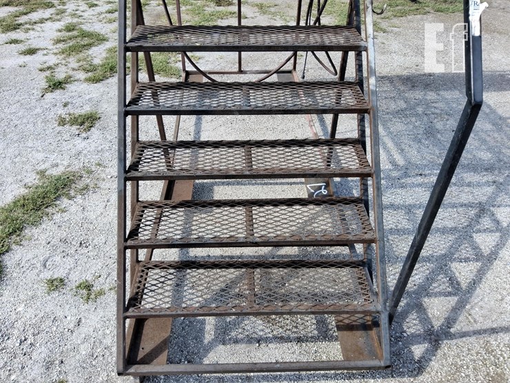 metal-landing-w/steps-image-3