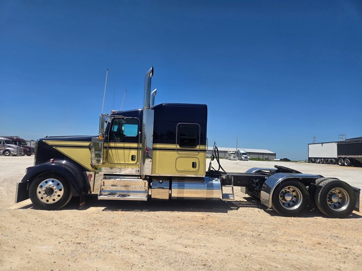 2023-kenworth-w900-image-8