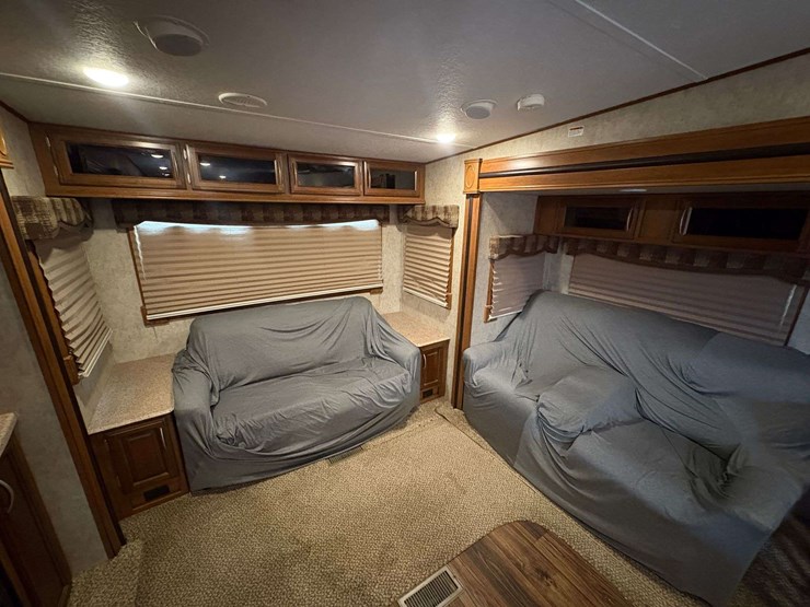 2015-forrest-river-crusader-5th-wheel-travel-trailer-image-12