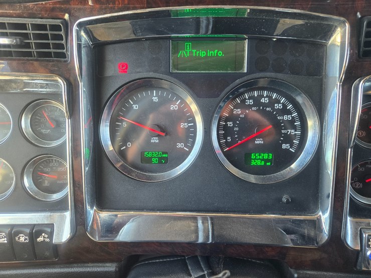 2023-kenworth-w900-image-68