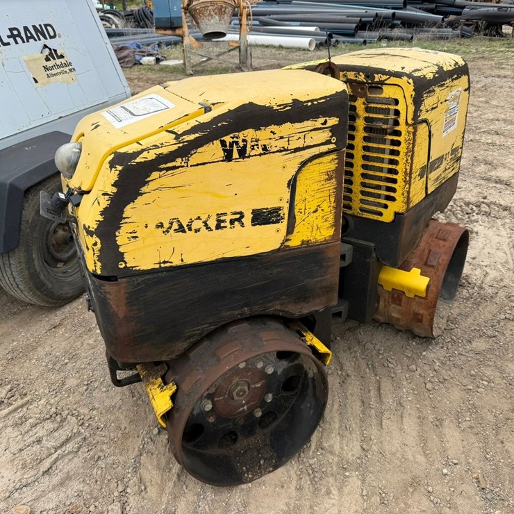 #3922 • Wacker Neuson Roller Compactor