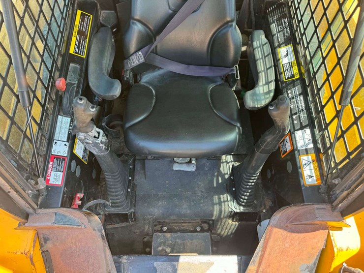 2009-deere-ct332-image-17