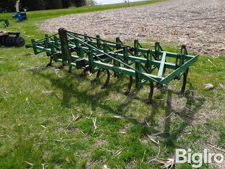 john-deere-12-image-1