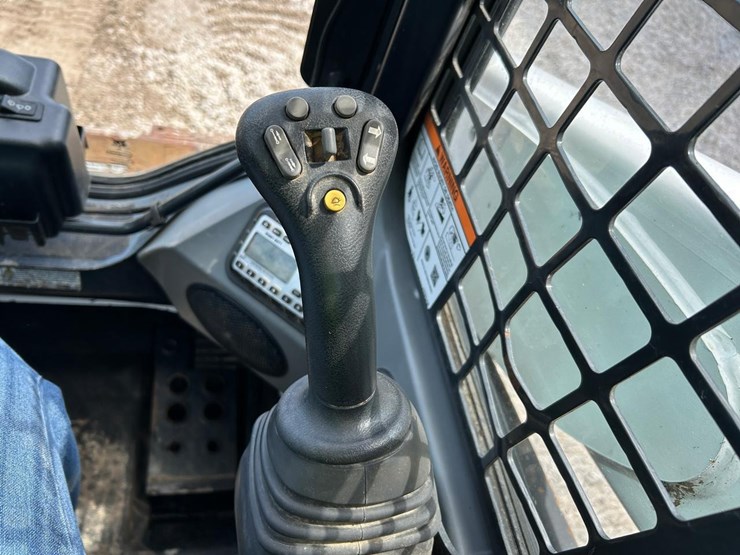 2022-bobcat-t870-image-21