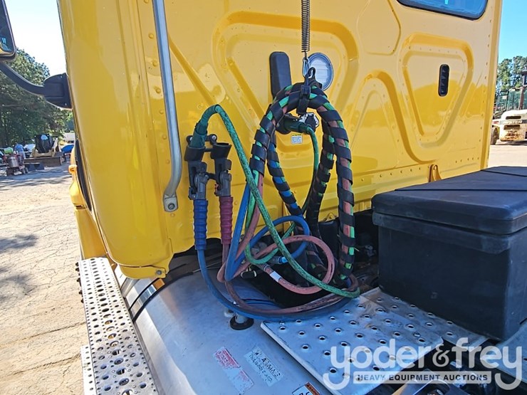 2019-freightliner-cascadia-image-18