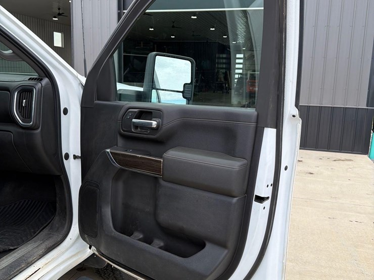 2021-chevrolet-2500hd-image-37