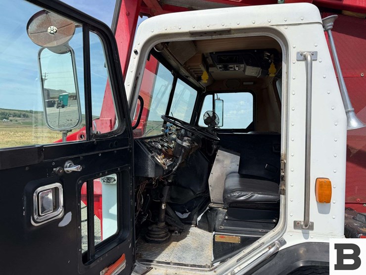 1994-peterbilt-320-image-53